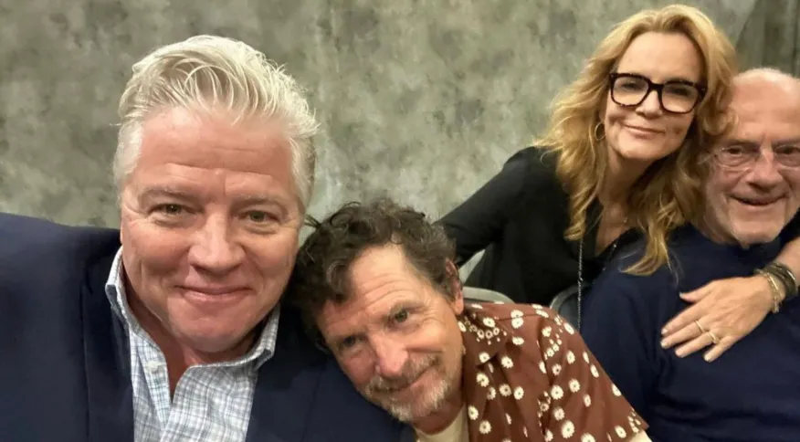 Fãs de “De Volta Para o Futuro” se emocionam com foto de elenco 33 anos após fim da trilogia