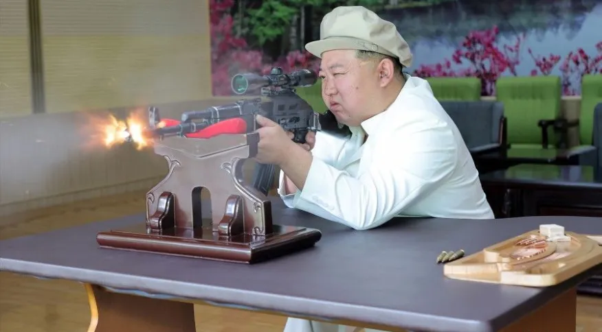 Coreia do Norte divulga fotos de Kim Jong Un visitando fábrica de armas e atirando