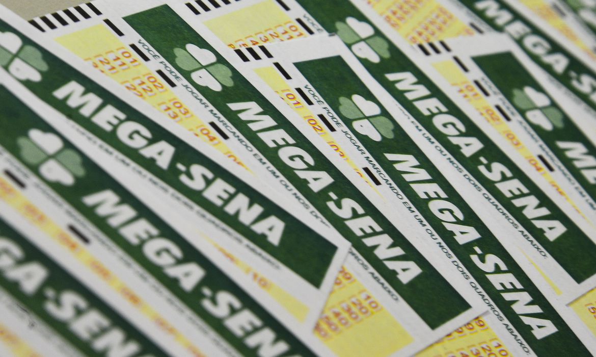 Mega-Sena acumula, e prêmio estimado para terça-feira é de 95 milhões