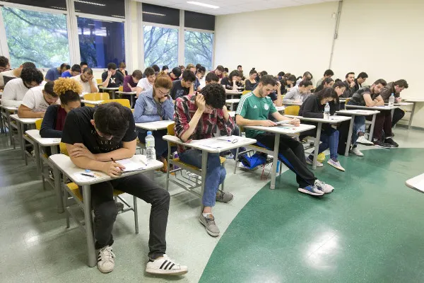 Governo fecha últimos detalhes para anunciar bolsa e poupança do Ensino Médio