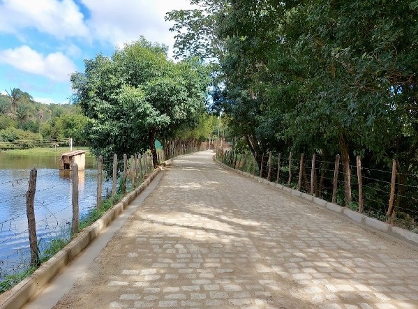 Prefeitura do Crato conclui pavimentação em paralelepípedo da estrada do Sítio Valentim
