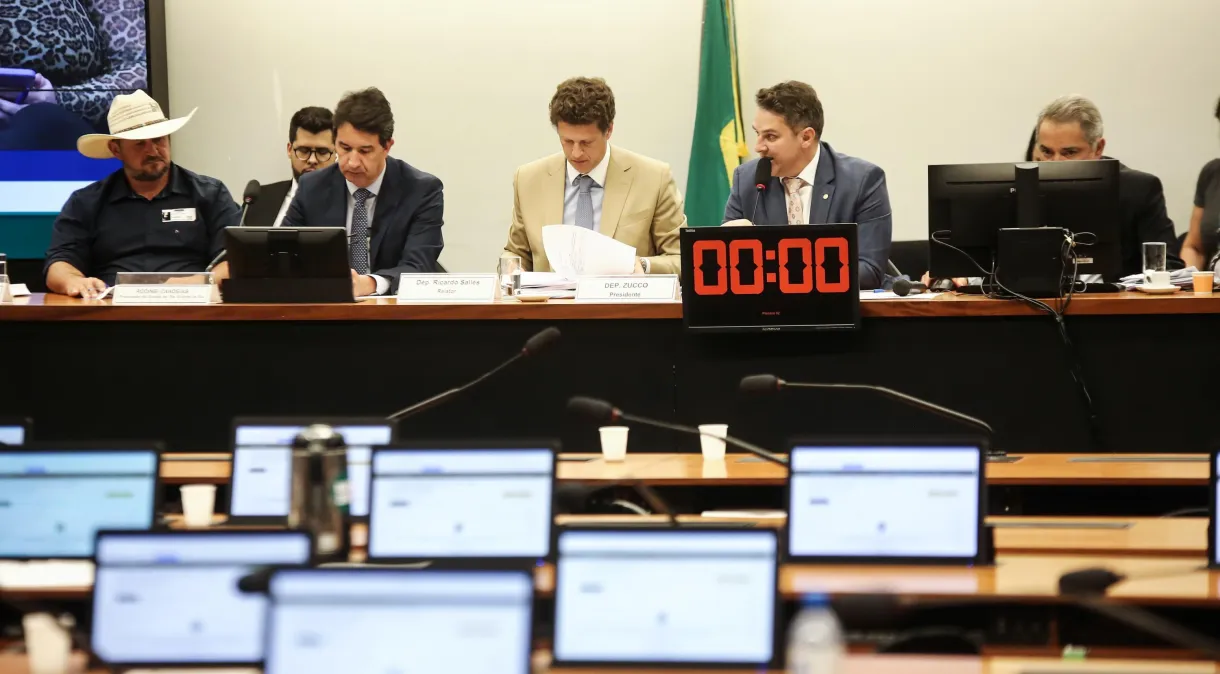 Oposição tenta ganhar tempo para votar relatório de Salles da CPI do MST