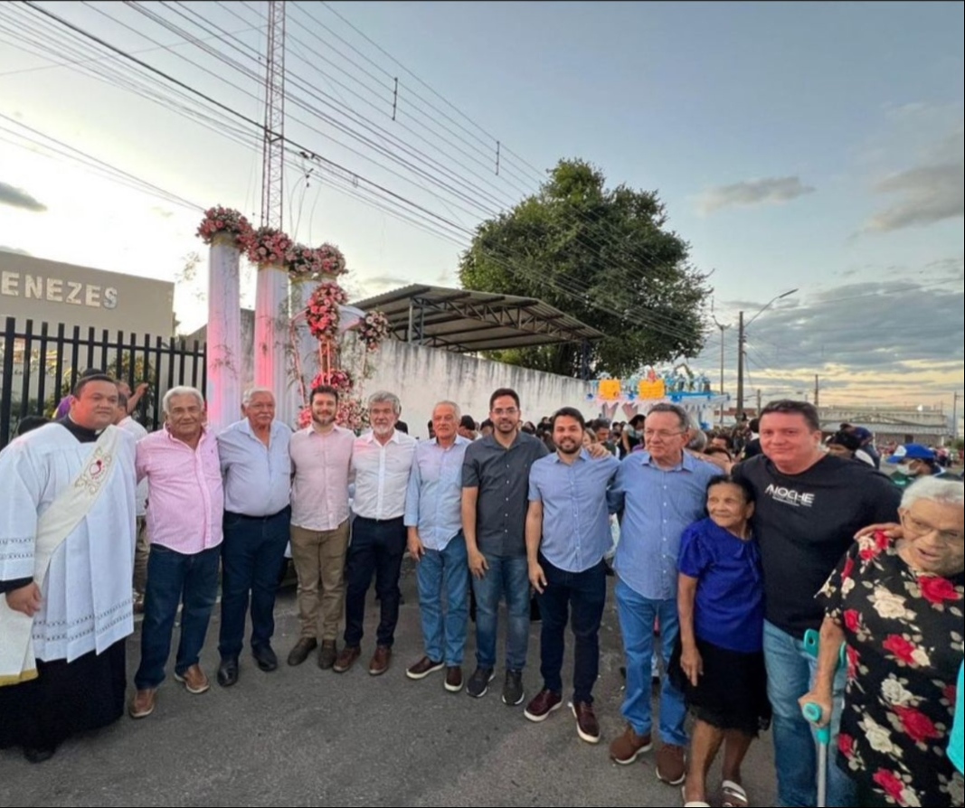 Arnon e Giovanni posam para fotos na Procissão dos Carroceiros em Juazeiro do Norte