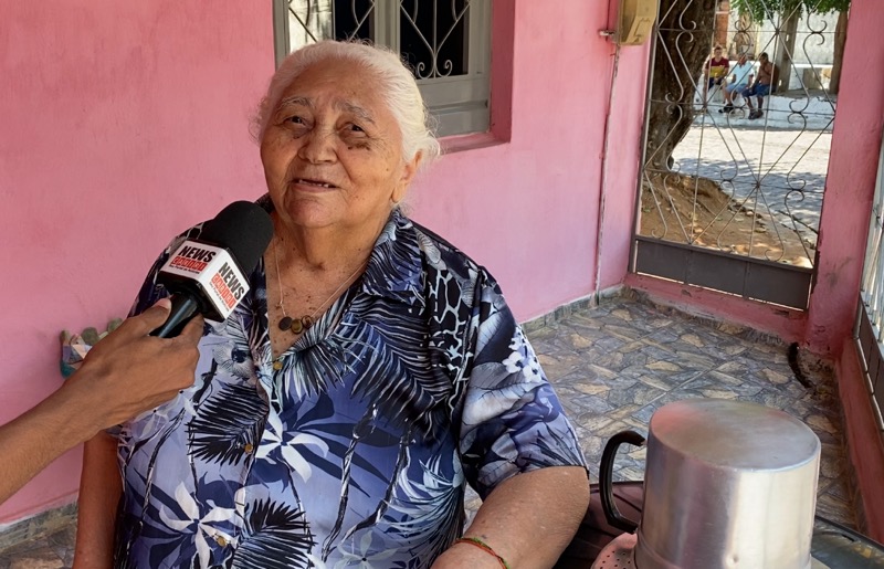 Dona Maria Francisca dá exemplo de assistência aos romeiros com distribuição de água no Horto