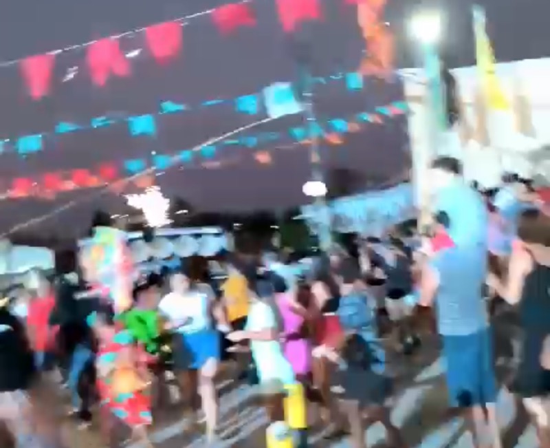 Pau da bandeira desaba sobre poste e telhados e assusta fiéis em Barbalha