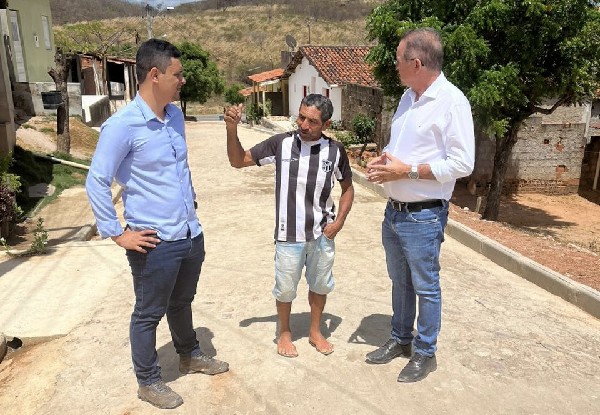 Prefeito do Crato visita obras de pavimentação na sede e distrito