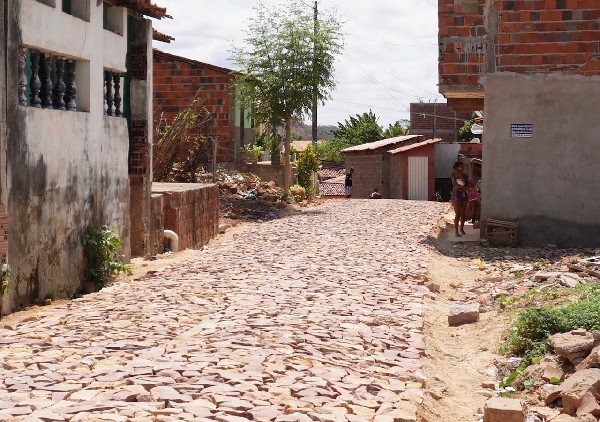 Prefeitura do Crato realiza calçamento em ruas do bairro Gisélia Pinheiro