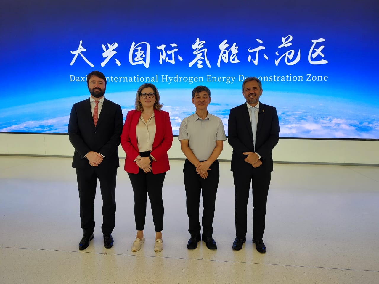 Governador Elmano de Freitas inicia agenda na China com visita a parque de geração de energia renovável e a potencial indústria para o CIPP