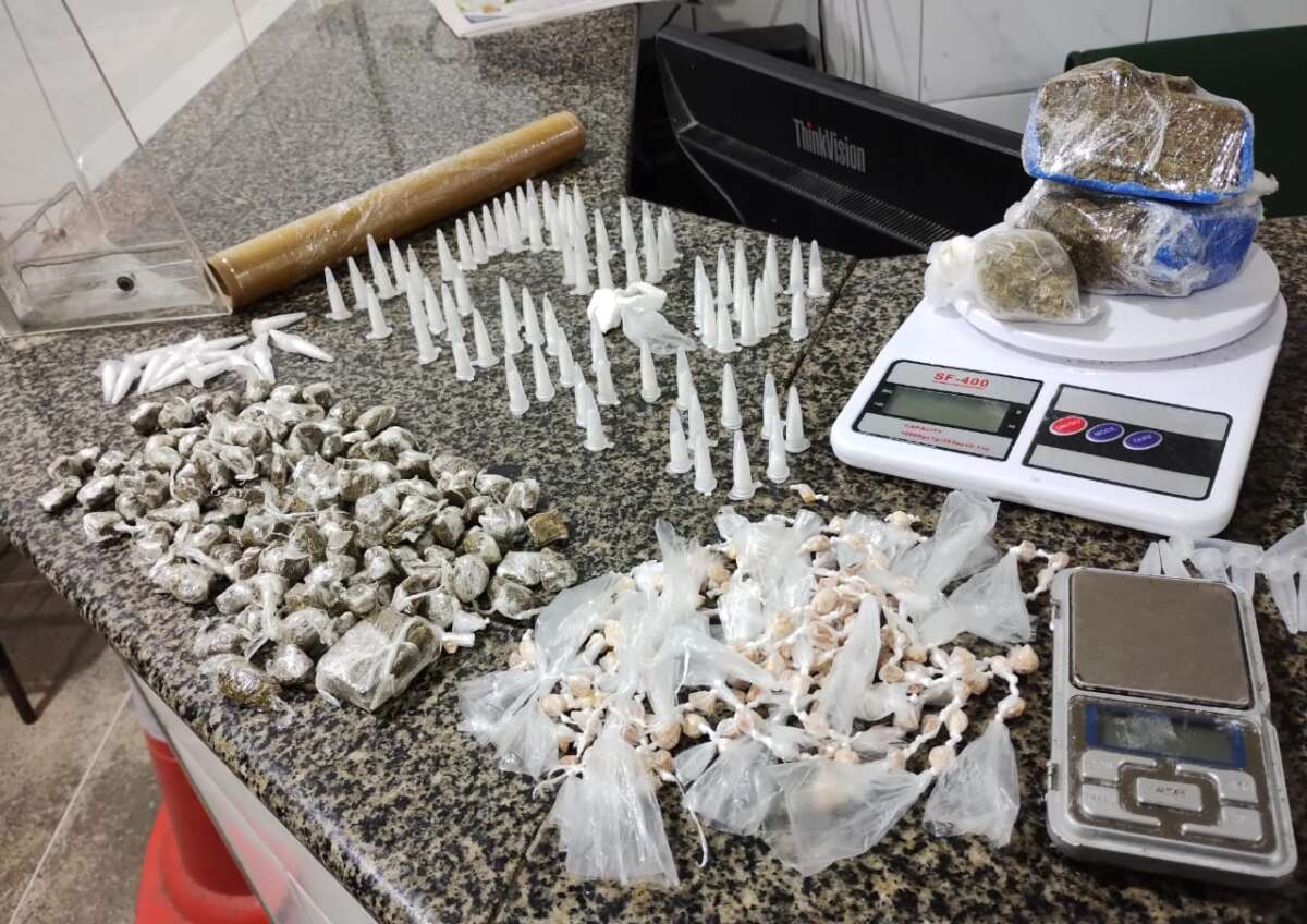 Homem suspeito de tráfico de drogas é capturado em flagrante pela PMCE no bairro Siqueira.
