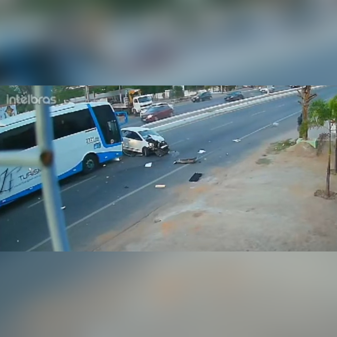 Ônibus e carro se chocam em um grave acidente na Avenida Padre Cícero em Crato