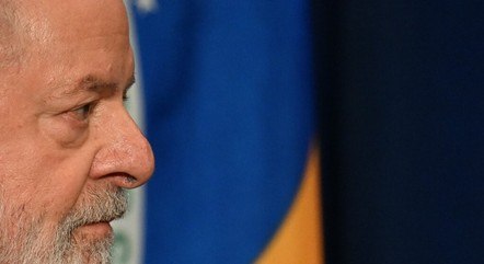 Lula anuncia programa com o qual pretende conectar mais de 138 mil escolas até 2026.