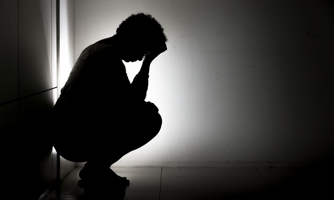Pobreza eleva em 3 vezes o risco de surgimento de ansiedade e depressão