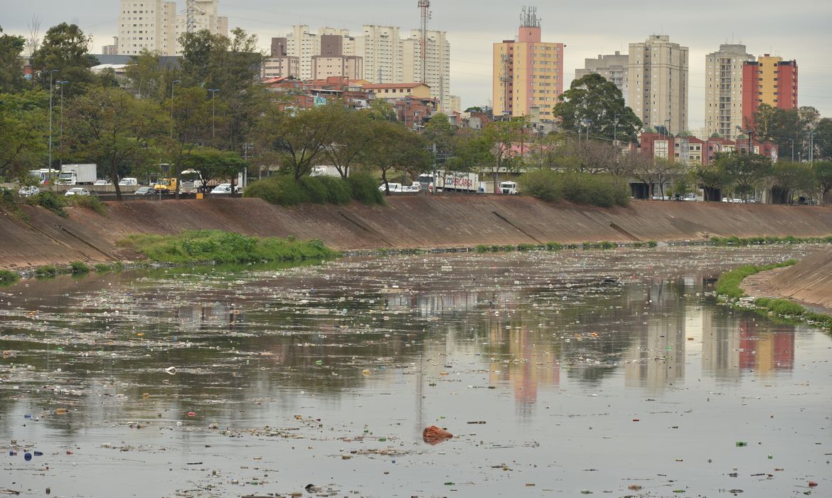 Mancha de poluição no Rio Tietê quase dobra em dois anos
