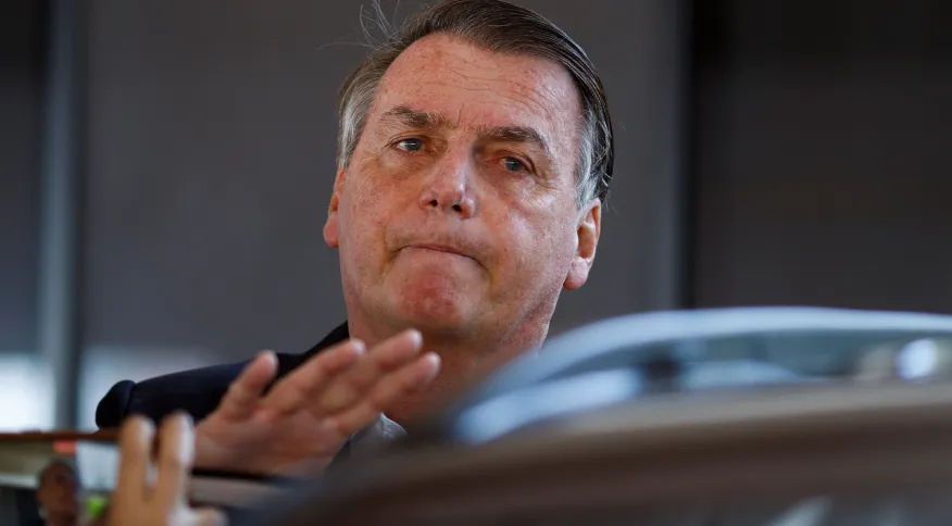 Bolsonaro chega a hospital em SP onde passará por duas cirurgias.