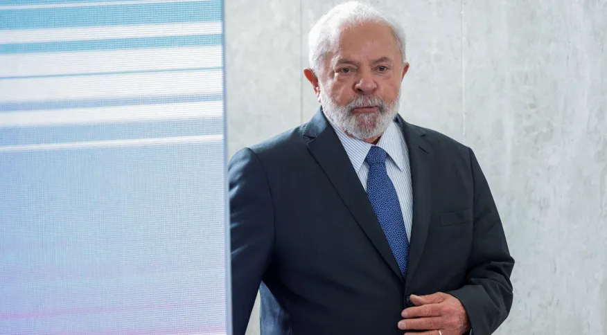 Lula cancela agenda externa e tem reuniões no Alvorada por questão de saúde.