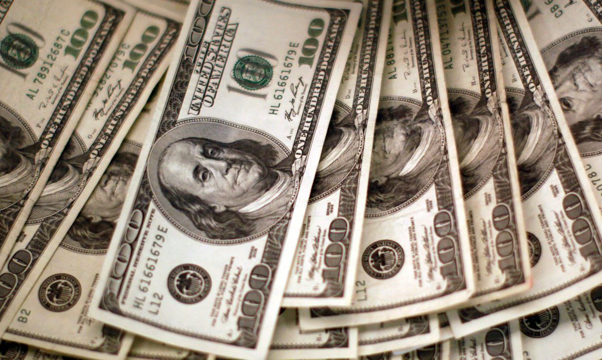 Dólar fecha a R$ 6,26 com incertezas sobre pacote e decisão do Fed