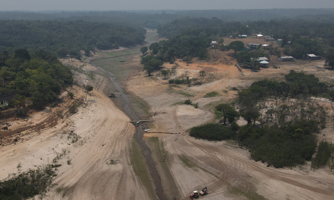 Pesquisador vê relação entre seca no Rio Negro e aquecimento global