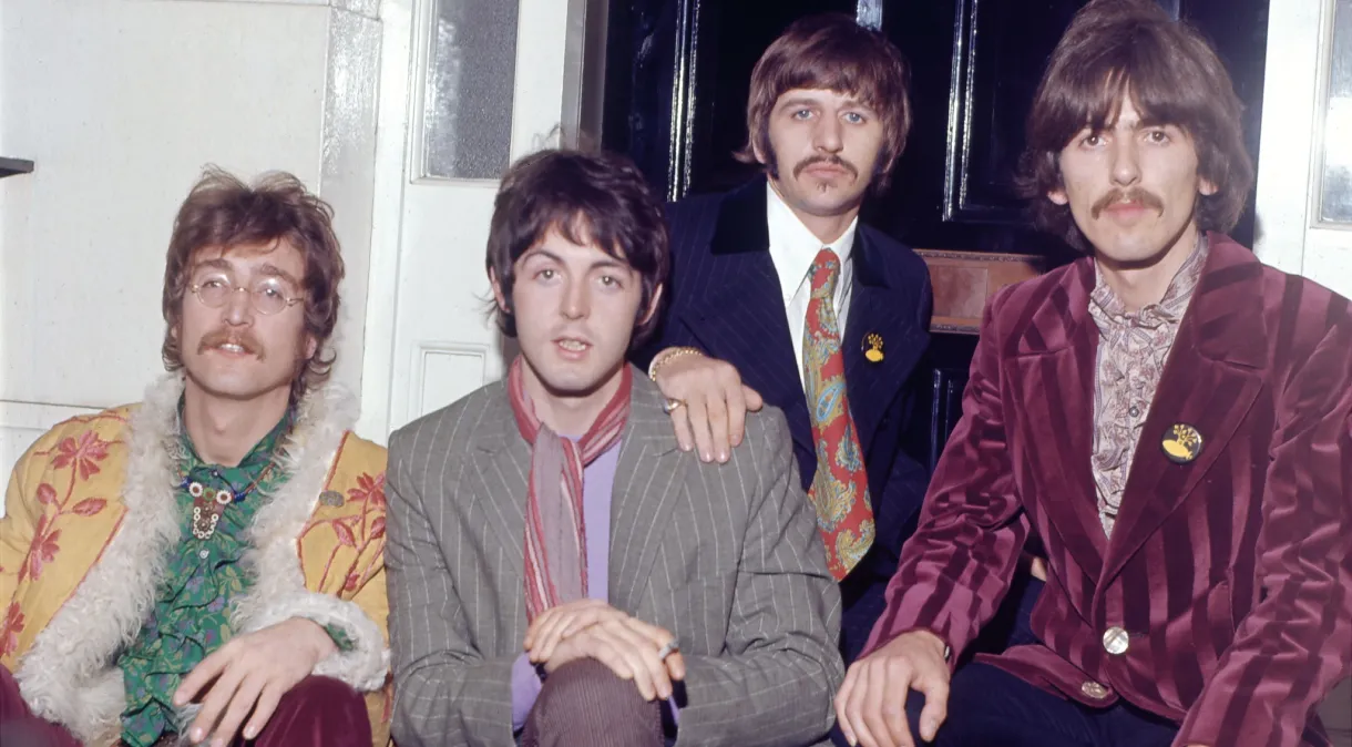 Paul McCartney homenageia John Lennon no dia em que astro completaria 83 anos