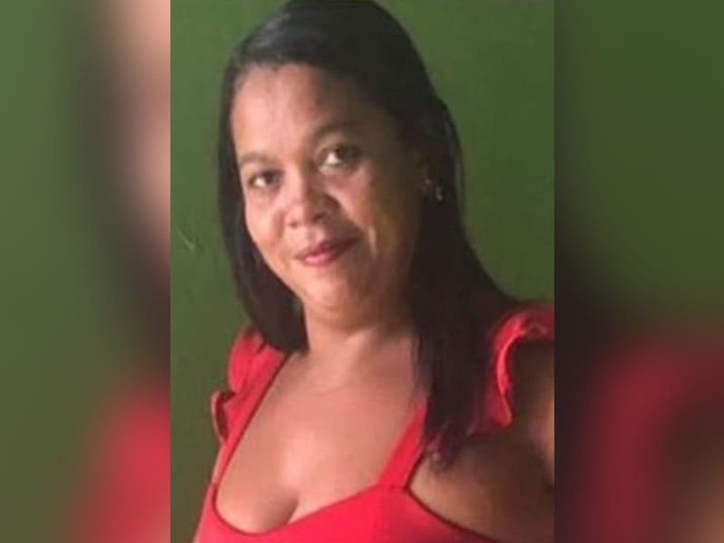 Mulher é assassinada a facadas na frente das filhas pelo namorado em Crato