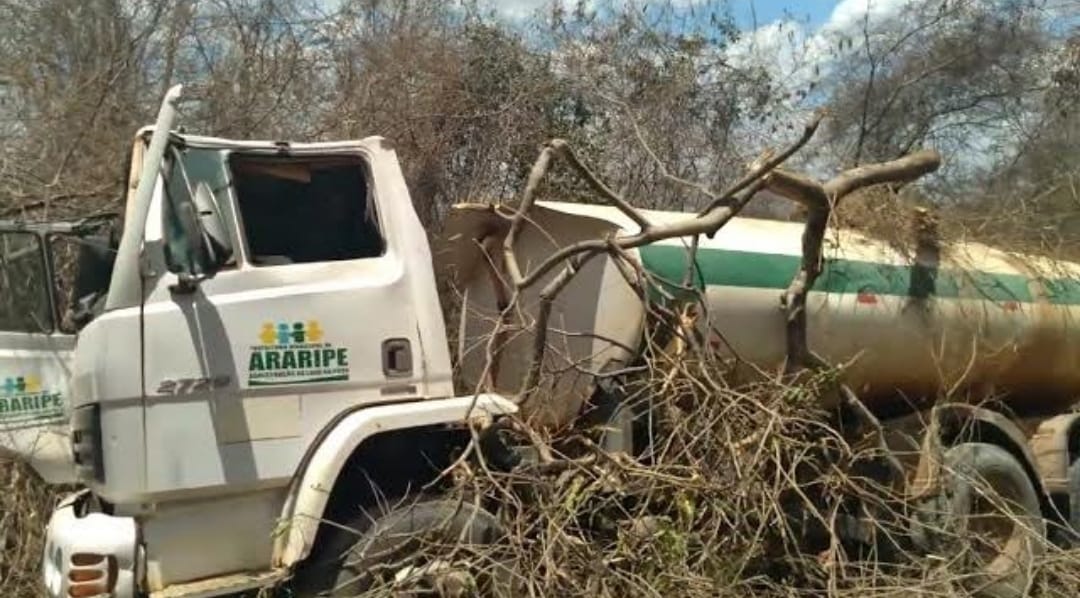 Caminhão-pipa tomba em ladeira inacabada e população se revolta com descaso da prefeitura de Araripe