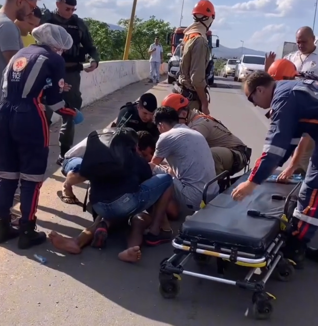 Homem tenta se jogar de viaduto em Crato e é contido por agentes do Corpo de Bombeiros