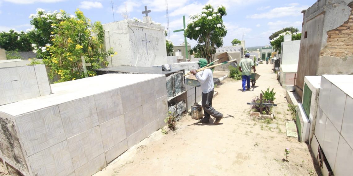 Em Barbalha, Seinfra estabelece data limite para obras restauração e manutenção de túmulos do Cemitério Municipal Santo Antônio