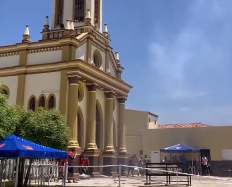 Teto de Igreja desaba parcialmente no Crato após homem soltar fogos dentro do templo