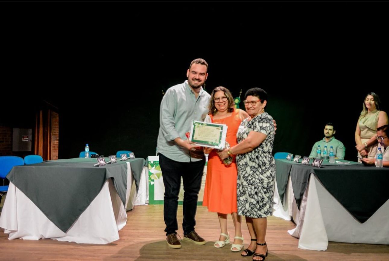 Nova Olinda homenageia e premia melhores profissionais da Educação