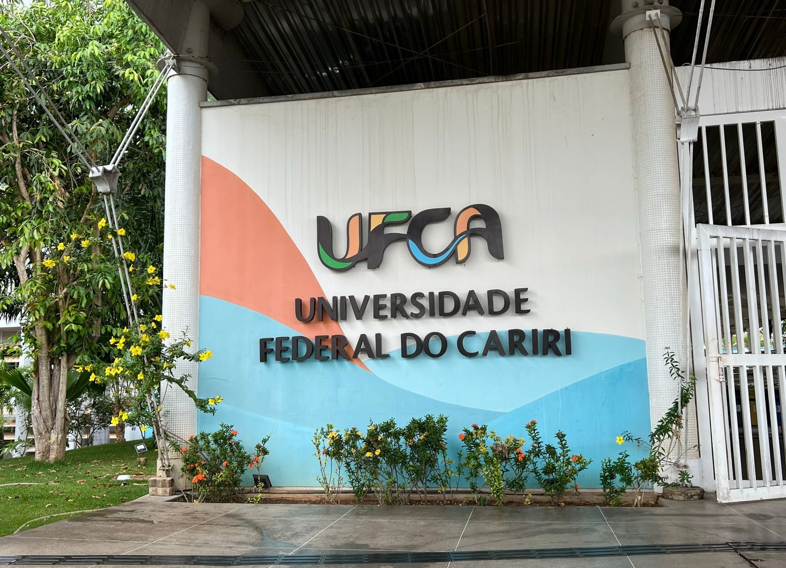 Governador Elmano de Freitas sanciona lei que autoriza doação de terreno para hospital da UFCA