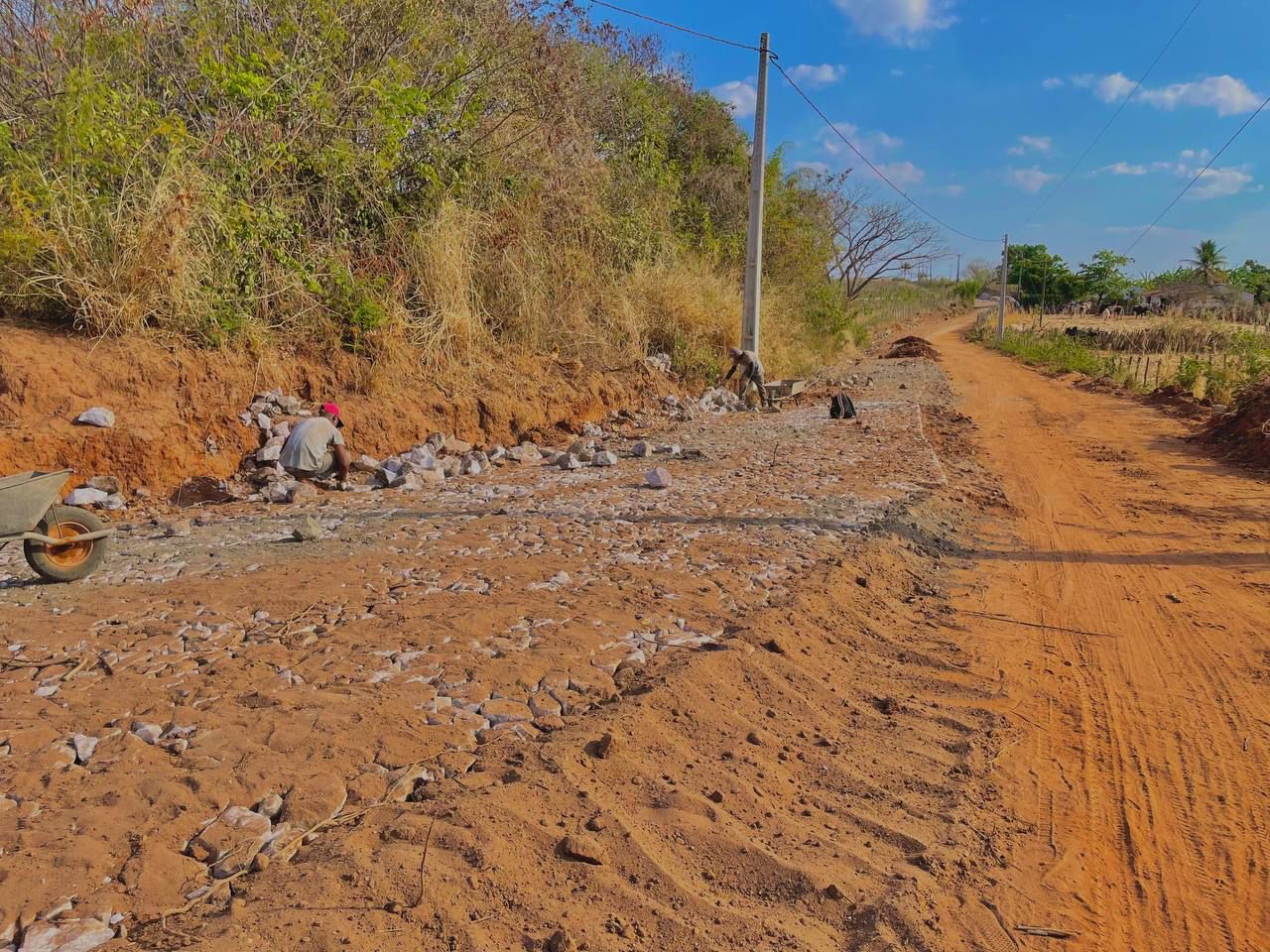 Farias Brito: avança obra de pavimentação na zona rural