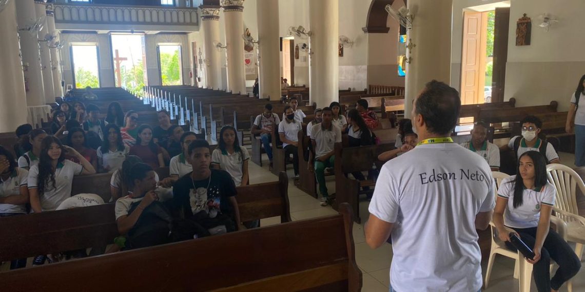 Alunos da rede pública de ensino participaram da rota turística guiada pelo Centro Histórico de Barbalha