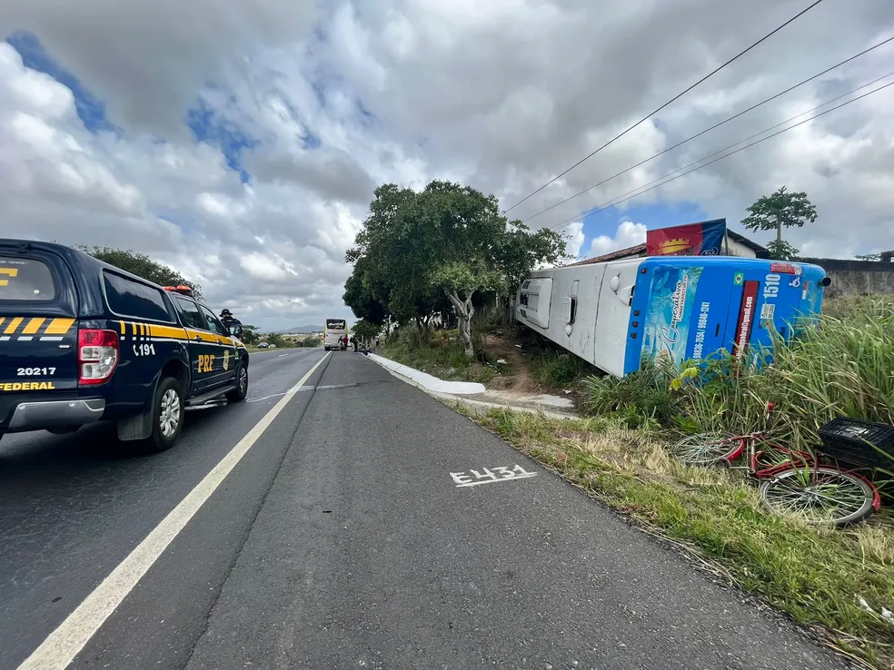 Motorista morre após ônibus com romeiros que vinham a Juazeiro do Norte tombar na Paraíba