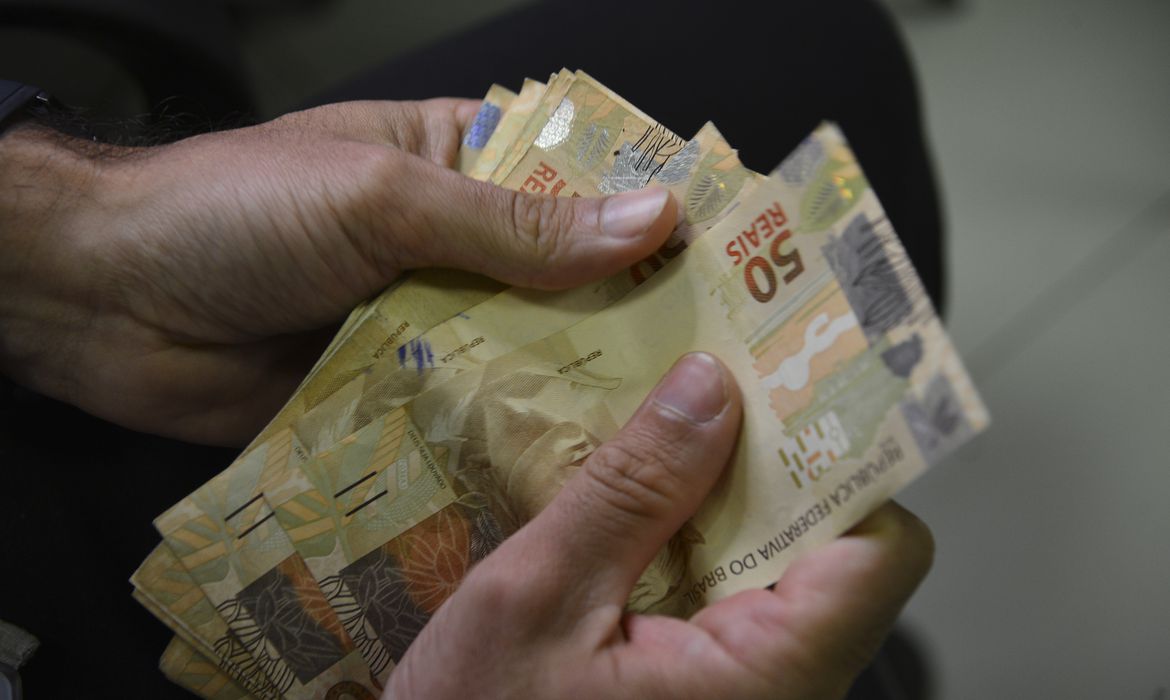 Aposentados e pensionistas começam a receber antecipação do 13º