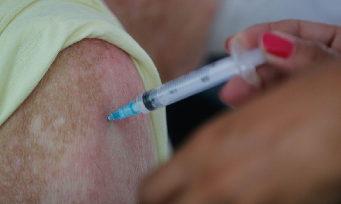 Saúde antecipa vacinação contra gripe; campanha começa em 25 de março