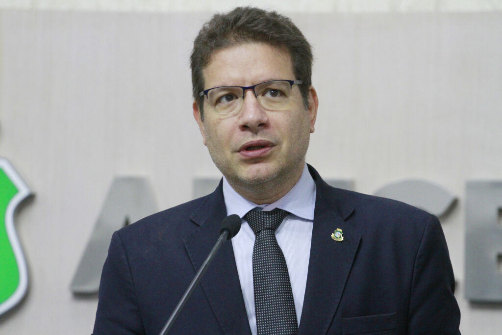 Deputado Renato Roseno apresenta projeto que obriga distribuição de água potável em shows no Ceará