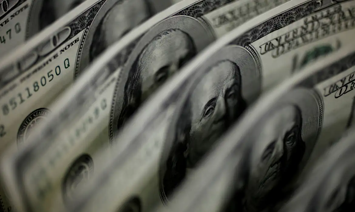 Dólar cai para R$ 5,84 após suspensão de tarifaço de Trump