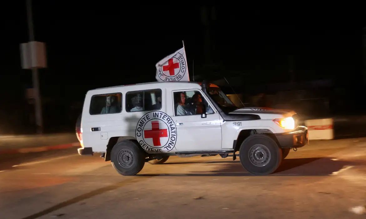 Cruz Vermelha faz operação para transferir reféns de Gaza