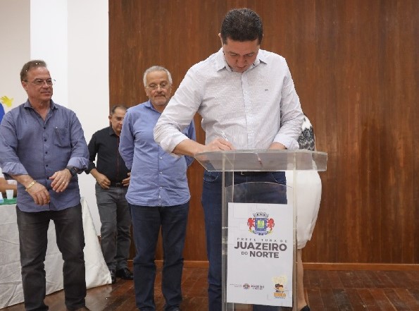 Prefeito Glêdson Bezerra sanciona lei que destina 5% das casas populares às mulheres vítimas de violência doméstica
