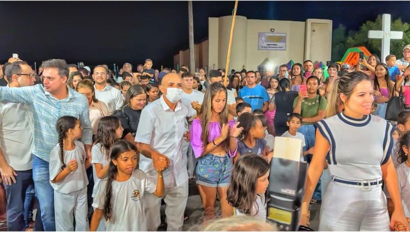 Com Onélia e Fernando Santana, Edson Veriato inaugura brinquedopraça em Potengi