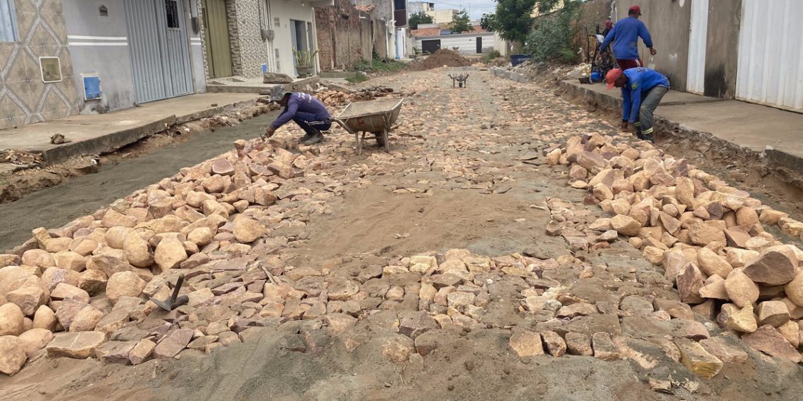 Barbalha inicia obras de pavimentação nas Ruas José Livino Filho e Minerva Dias