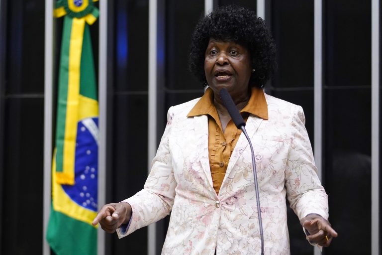 Câmara aprova prioridade de assistência psicológica e cirurgia plástica reparadora para mulher vítima de agressão