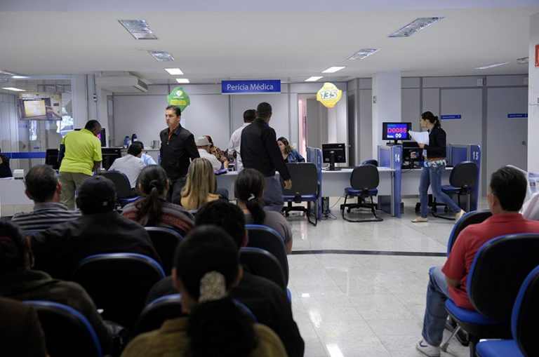 Sancionada lei para reduzir filas do INSS e reajustar salário de policiais