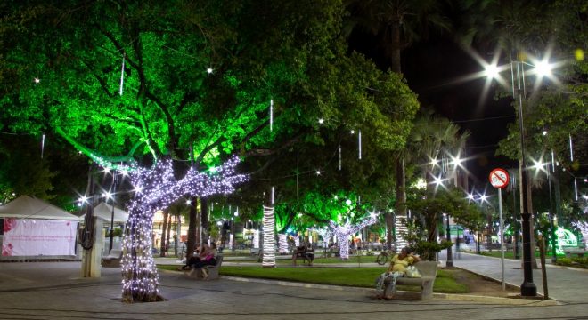 Prefeitura de Juazeiro inicia decorações natalinas nas praças e avenidas