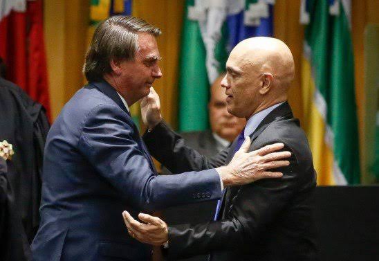 Jair Bolsonaro afirma que Alexandre de Moraes quer colocá-lo “para fora” da política