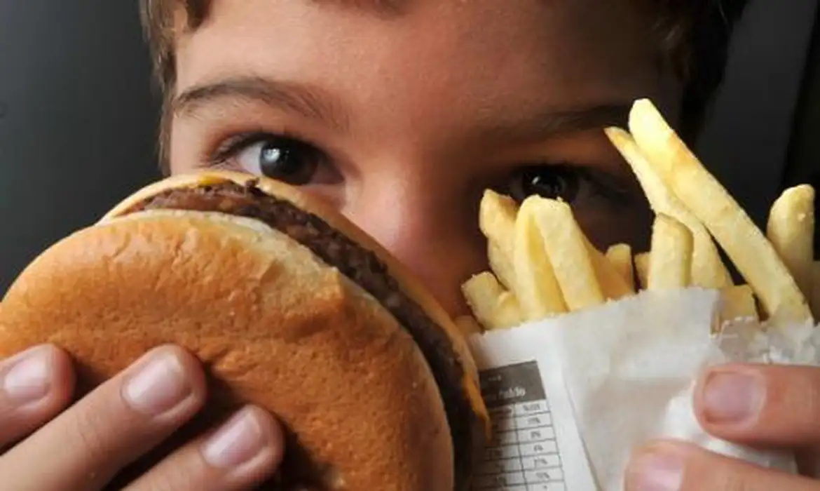 Estudo da Uece e da Uerj revela impacto do fast food nos hábitos alimentares