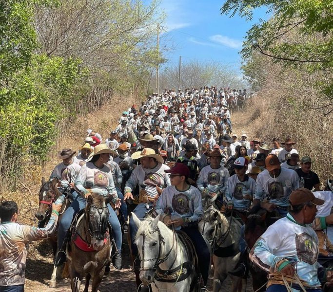 Farias Brito: cavalgada reúne dezenas de vaqueiros em grande festa cultural