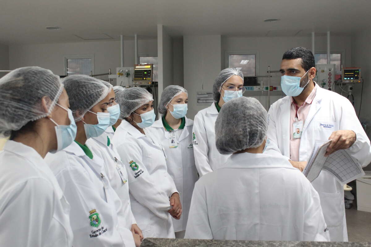 Alunos da rede pública estadual participam de visita técnica ao Hospital Regional do Cariri