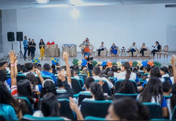 Alunos cratenses participam de projeto e lançam livro “A Cidade da Gente”