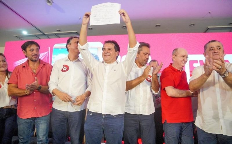 Evandro Leitão se filia ao PT em grande ato com presença de Elmano, Camilo e diversos aliados