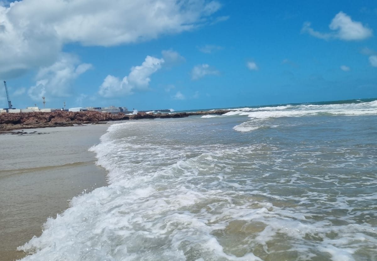 Praia de Iracema e mais 19 trechos estão próprios para banho, em Fortaleza